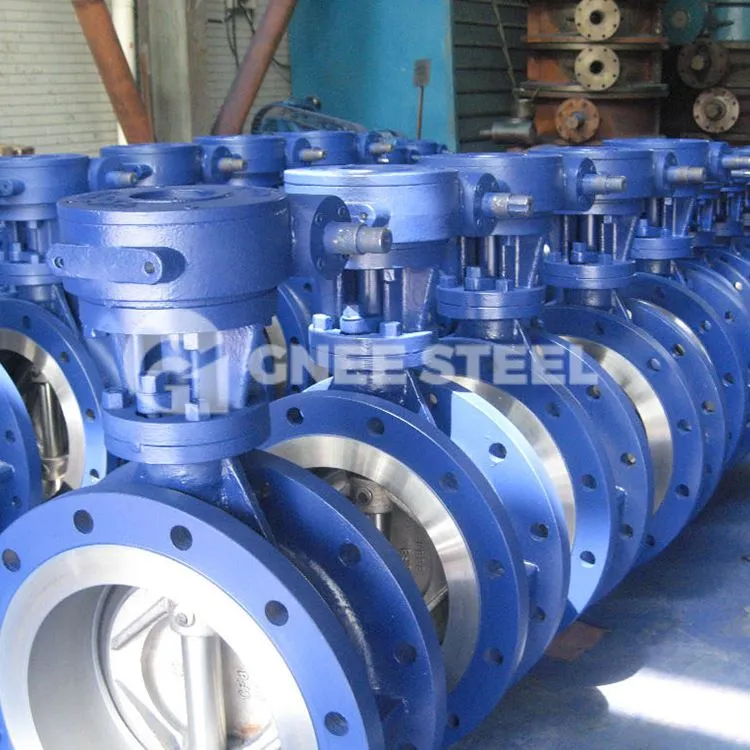 شیر دروازه فلزی نشسته